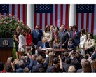 Ett fotografi av USA:s president Donald Trump när han undertecknar Take It Down Act vid en ceremoni i Washington, USA. (Bildkälla: @FLOTUS på X)