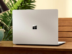Enligt uppgift kommer Surface ”Minos” att finnas i färgerna svart och platina. Bilden visar Surface Laptop 8.