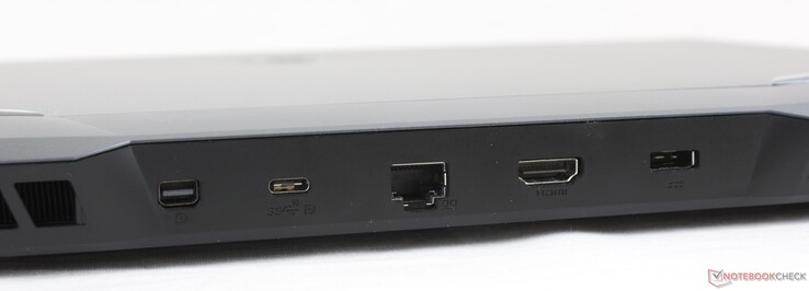 Baksidan: Mini DP 1.4, 1x Thunderbolt 4, 2.5 Gigabit LAN, HDMI 2.0b, Nätadapter