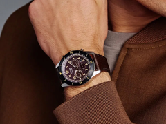 Citizen Terra Force CA4746-08X - avbildad med mörkbrun urtavla på en handled. (Bildkälla: @plus9time på Instagram)