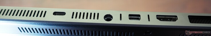 Baksida: USB-C 4 (DP 2.1 & PD), DC-ingång, Mini-DisplayPort 2.1, HDMI 2.1
