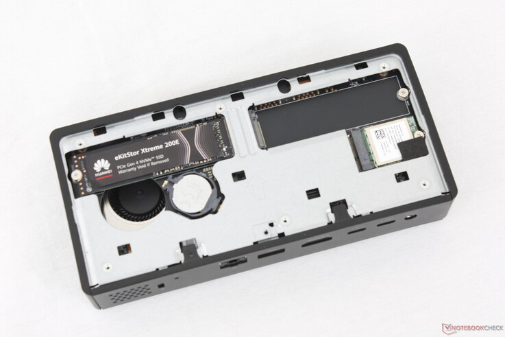 Undersida med grön panel borttagen