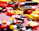 Ett foto som visar LEGO-klossar på en röd matta. (Bildkälla: Efraimstochter - Pixabay)
