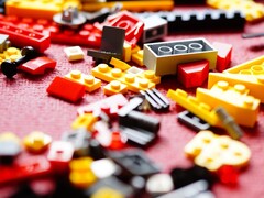 Ett foto som visar LEGO-klossar på en röd matta. (Bildkälla: Efraimstochter - Pixabay)