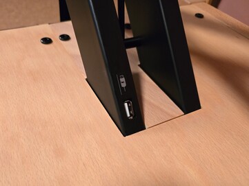En surfplatta eller smartphone kan strömförsörjas via USB-A-porten.