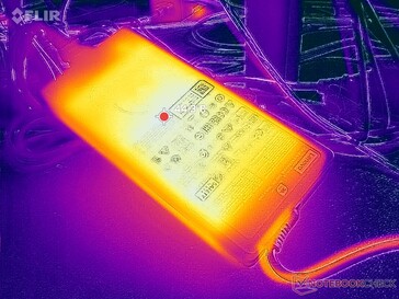 AC-adaptern kan nå över 44 C vid krävande belastningar