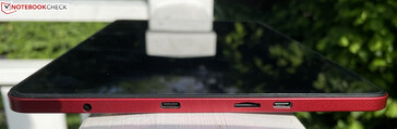 Vänster: 3,5 mm hörlursuttag, USB-C 2.0, microSD-kortplats, USB-C 3.1 Gen 1 med DisplayPort