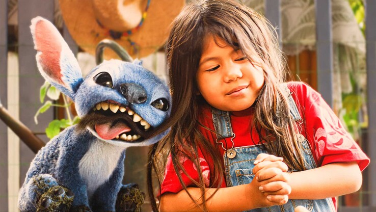 Stitch ger liv åt sitt signaturkaos tillsammans med nykomlingen Maia Kealoha som Lilo i Disneys live-action-version av Lilo &amp; Stitch (2025). Bildkälla: AI-genererad bild; karaktärer av Disney