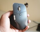 Logitech MX Master 4 i färgvarianten Graphite (Bildkälla: Abhinav Fating/Notebookcheck)