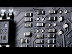 En bild av moderkortet MSI RTX 5090 Lightning som visar dess resistorer och spårlayout