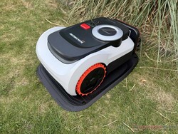 Navimow i210 LiDAR Pro i sin laddningsstation