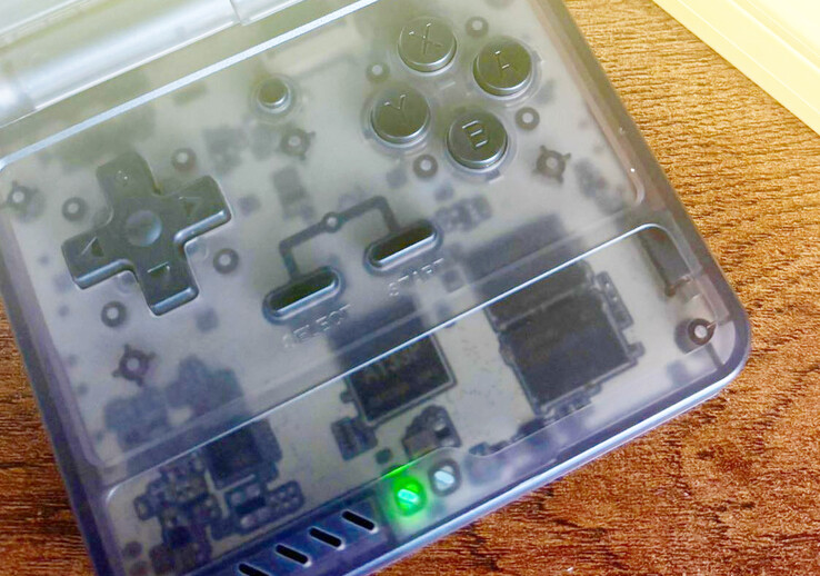 En närbild avslöjar Allwinner A133P-chipsetet i Powkiddy V90S. (Bildkälla: Taki Udon - redigerad)