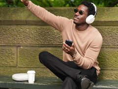 Damson Idris bär Sonys outgivna over-ear hörlurar.