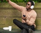 Damson Idris bär Sonys outgivna over-ear hörlurar.