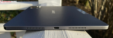 Höger: högtalare, USB-C 2.0, högtalare