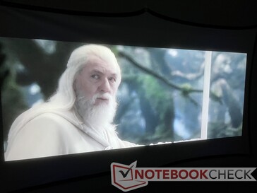 Lägg märke till haloing runt områden med hög kontrast, som Gandalfs rygg, hår och stav. (Bild via Sagan om ringen: Konungens återkomst från New Line Cinema)