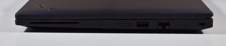 rätt: Smartcard-läsare, nanoSIM, USB-A 3.2 Gen 1, RJ45-Ethernet, Kensington Lock Slot