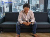 En bild på Hideaki Itsuno som sitter i en soffa på Tencent LightSpeed Studios (bildkälla: LightSpeed Studios)