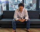 En bild på Hideaki Itsuno som sitter i en soffa på Tencent LightSpeed Studios (bildkälla: LightSpeed Studios)