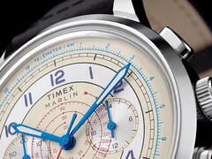 Närbild på den krämfärgade urtavlan på Timex Marlin Neo Classic Chronograph, med blå visare och arabiska siffror, röda takymetermarkeringar och en blå telemeterskala längs ytterkanten.