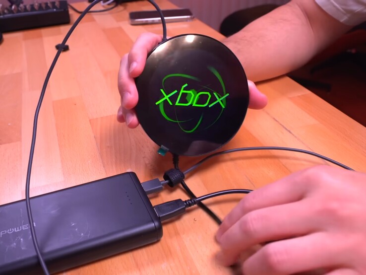 Den glödande juvelen fungerar nu som en display. (Bildkälla: Macho Nacho Productions via YouTube)