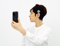 Huvud- och öronskanningarna stöds av ett medföljande pannband och några QR-kodliknande klistermärken (Bildkälla: Final)