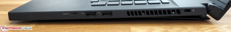 Höger: USB 3.1 Gen2 Typ C, 2 x USB 3.0 Typ A, ventilationsgaller, Kensington-lås