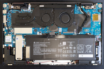 2023 HP Envy x360 15 utan bottenplatta visar en liten omplacering av interna komponenter.