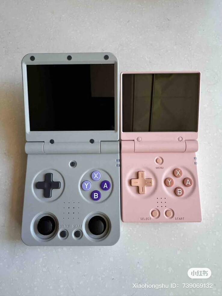 Miyoo Flip och Miyoo Mini Flip, från vänster till höger. (Bildkälla: GameboyJuntaro)