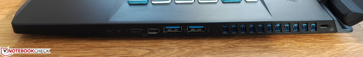 Höger: Thunderbolt 3, mini-DisplayPort, 2x USB-A 3.0, Kensington-lås