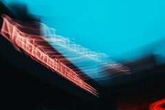 Abstrakt rörelseoskärpa av National Theatre-skylten i London (Bildkälla: Samuel Regan-Asante via Unsplash)