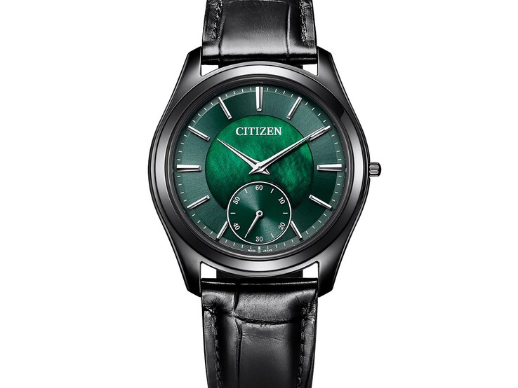 Sned närbild av Citizen Eco-Drive One AQ5025-04N som visar dess skimrande gröna urtavla i pärlemor, visare och markeringar i silverton, svarta boett och läderarmband.