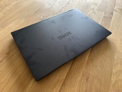 Fingeravtryck syns snabbt på aluminiumytorna.