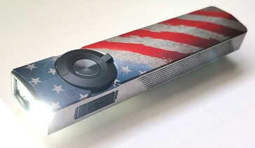 Ficklampan Olight ArkPro Stars & Stripes ger ett ljusflöde på 1 500 lumen från sitt bredstrålande ljus.