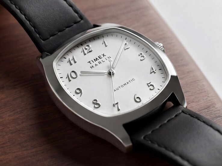 Timex Marlin Chatham Automatic med silverfärgad kuddformad boett, vit urtavla, silverfärgade arabiska siffror och svart läderarmband
