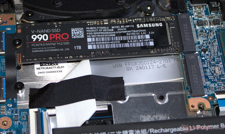Den bärbara datorn har plats för två PCIe-4 SSD-enheter.