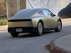 Tesla Cybercab kör på allmänna gator. (LadiesMans217/X)