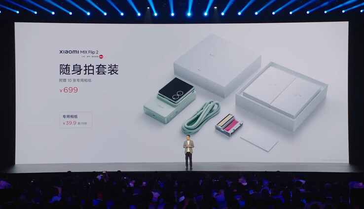 Xiaomi presenterar Mix Flip 2:s Pocket Photo Kit och dess innehåll i detaljhandelsförpackningen. (Källa: Xiaomi via Fixed Focus Digital)
