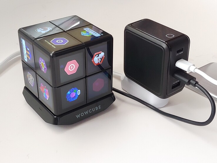 Laddning av leksak och powerbank.