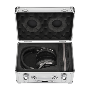 Hörlurarna levereras i en speciell hård bärväska. (Bildkälla: Audio-Technica)