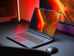 Alienware m18 R1 med RX 7900M GPU är en av de få bärbara speldatorerna med AMD-kort. (Bildkälla: NotebookcheckReviews på YouTube)