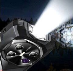 Fossibot F113 smartphone har en 160-lumen ficklampa inbyggd i sin övre kant. (Bildkälla: Fossibot)