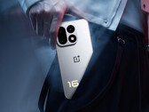 OnePlus 16 kan bli en av enheterna med högst poäng i AnTuTus kommande benchmarklista. På bilden: en reklambild av telefonen.