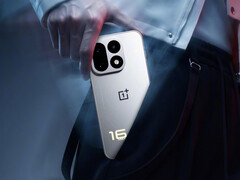OnePlus 16 kan bli en av enheterna med högst poäng i AnTuTus kommande benchmarklista. På bilden: en reklambild av telefonen.