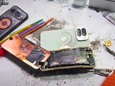En batteriexplosion i ett hållbarhetstest är något som JerryRigEverything inte hade upplevt förrän nu. Googles Pixel 10 Pro Fold förbättrade inte svagheterna hos sina föregångare. (Bildkälla: JerryRigEverything)