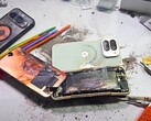 En batteriexplosion i ett hållbarhetstest är något som JerryRigEverything inte hade upplevt förrän nu. Googles Pixel 10 Pro Fold förbättrade inte svagheterna hos sina föregångare. (Bildkälla: JerryRigEverything)