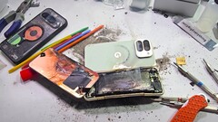En batteriexplosion i ett hållbarhetstest är något som JerryRigEverything inte hade upplevt förrän nu. Googles Pixel 10 Pro Fold förbättrade inte svagheterna hos sina föregångare. (Bildkälla: JerryRigEverything)