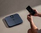 Xiaomis nya våg har ett uppladdningsbart batteri, till skillnad från Mijia Body Composition Scale S400 Pro (på bilden) som använder AAA-batterier.