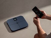 Xiaomis nya våg har ett uppladdningsbart batteri, till skillnad från Mijia Body Composition Scale S400 Pro (på bilden) som använder AAA-batterier.