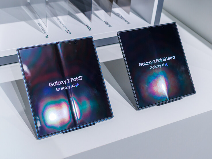 Jämfört med Galaxy Z Fold7 har vikningskanten på Fold8 Ultra blivit plattare.